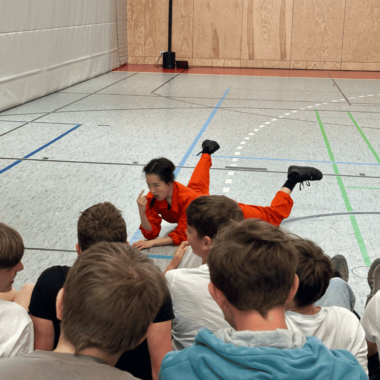WUW in Brandenburg_Foto_Giulia Del Balzi WUW in Brandenburg mit einer Performerin vor Schülerinnen