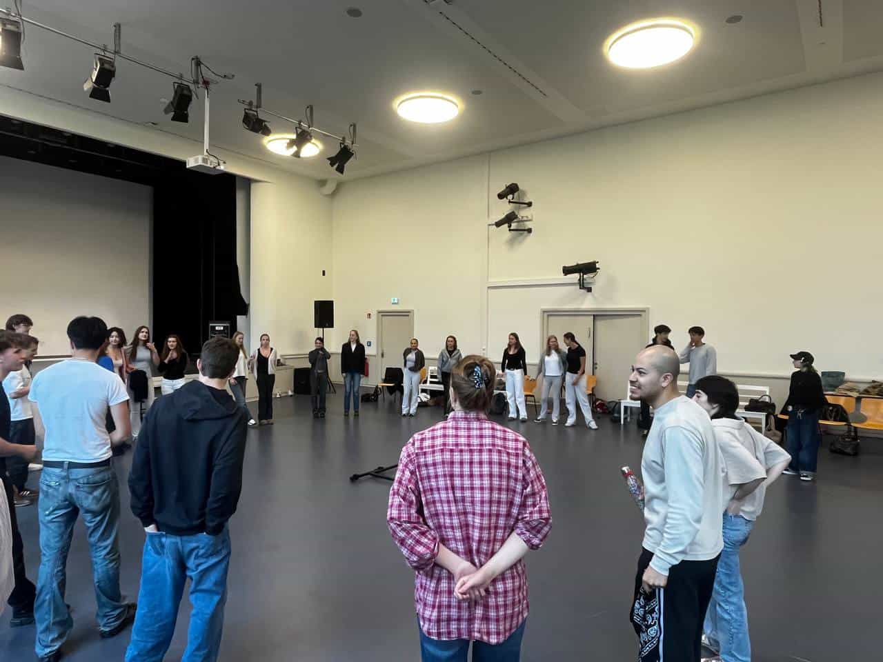 Tie Break_Schulprobe Kreis_Foto_Aina Zanoguera Schüler*innen stehen in der Aula in einem großen Kreis