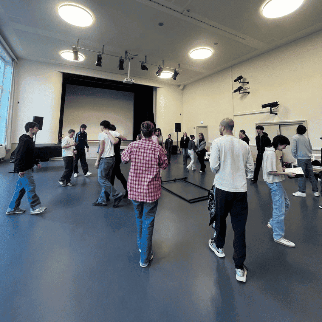 Tie Break_Schulprobe1_Foto_Aina Zanoguera Schüler*innen stehen in einem offenen Kreis in der Schulaula und proben ein neues Stück