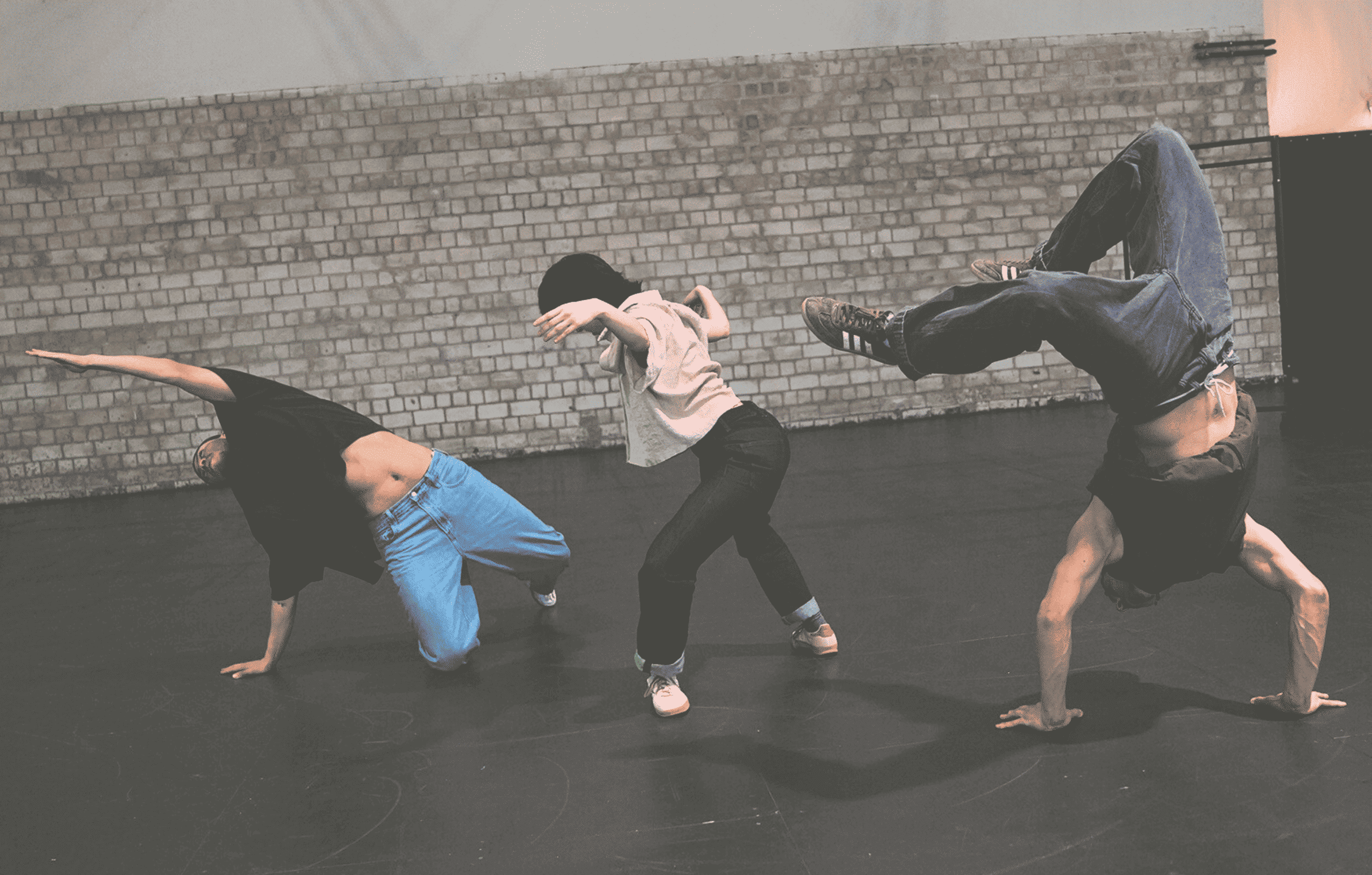 Tie Break_Szene aus Performance_©Constantin Trommlitz Drei Tänzer*innen performen im Stil von Break Dance
